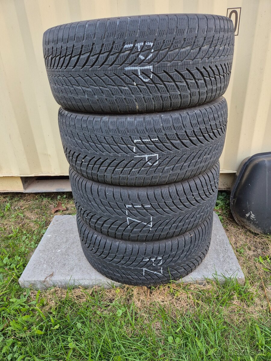 245/45R18 Nokian WR Snowproof na diskoch