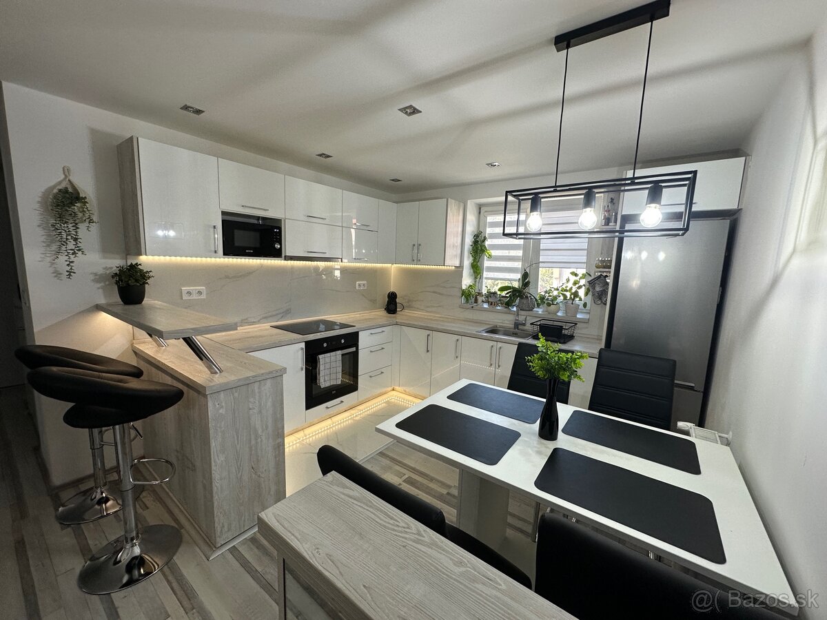 Na prenajom 2 izbový kompletne zrekonštruovaný byt v Komárne