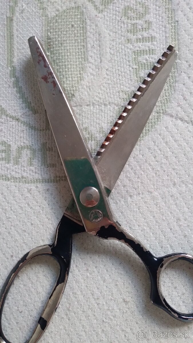 Predám zúbkované nožnice,kravaty,látky zo socializmu