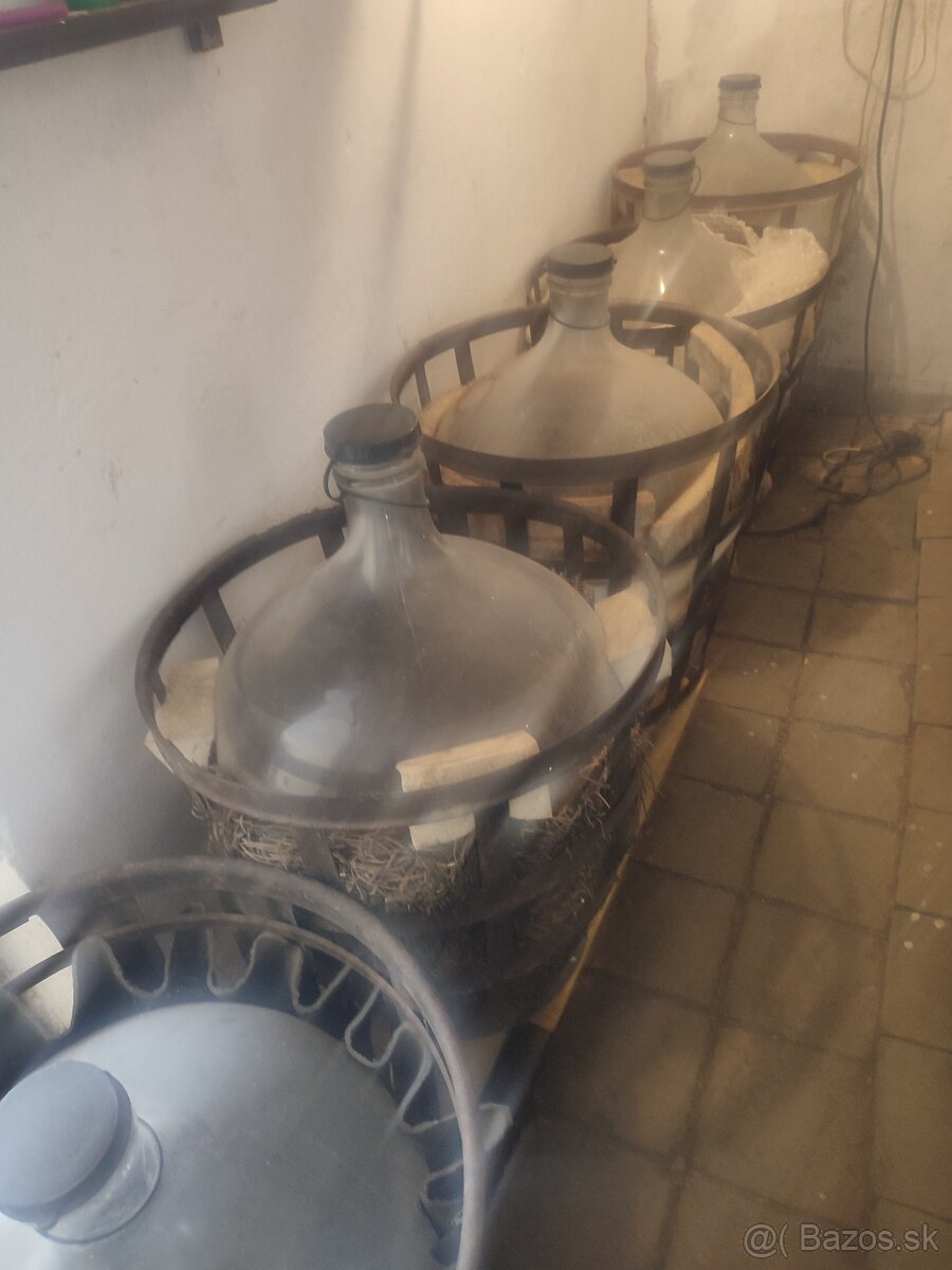 Fľaše na víno s košom