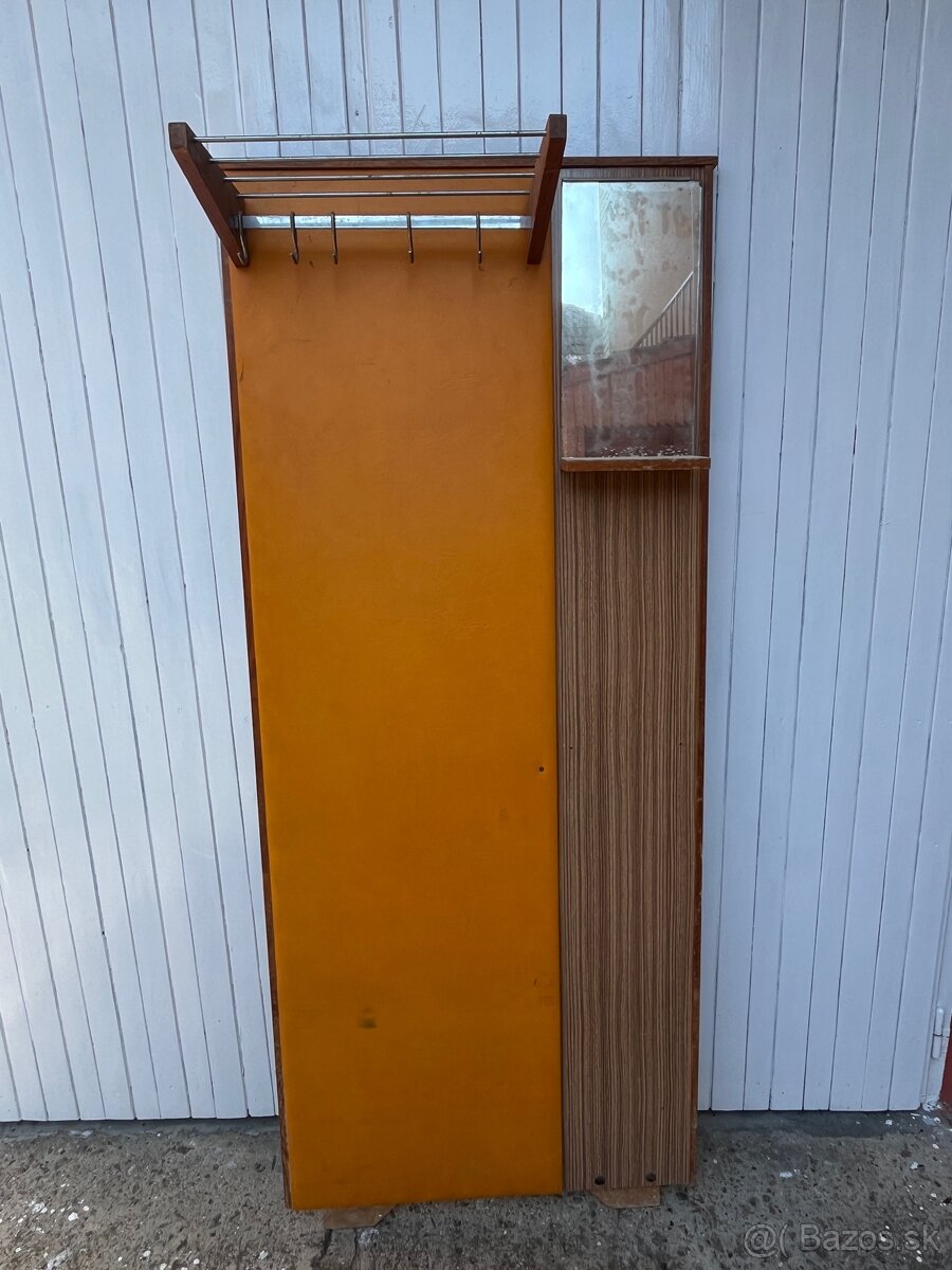 Retro vešiaková stena