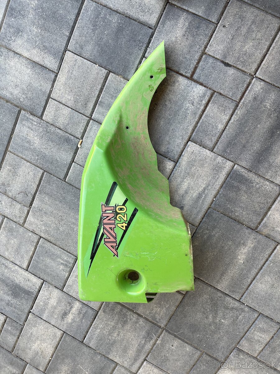 Avant 420 - pravy kryt motora