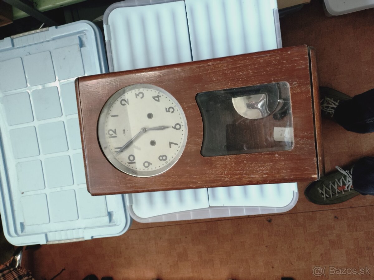 Nástenné odbíjacie hodiny Prim