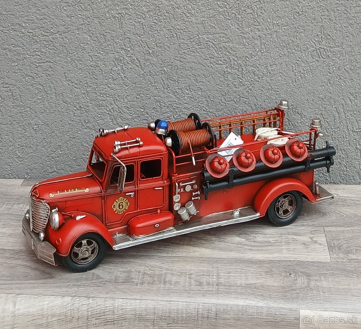 Retro model – veľké hasičské auto.