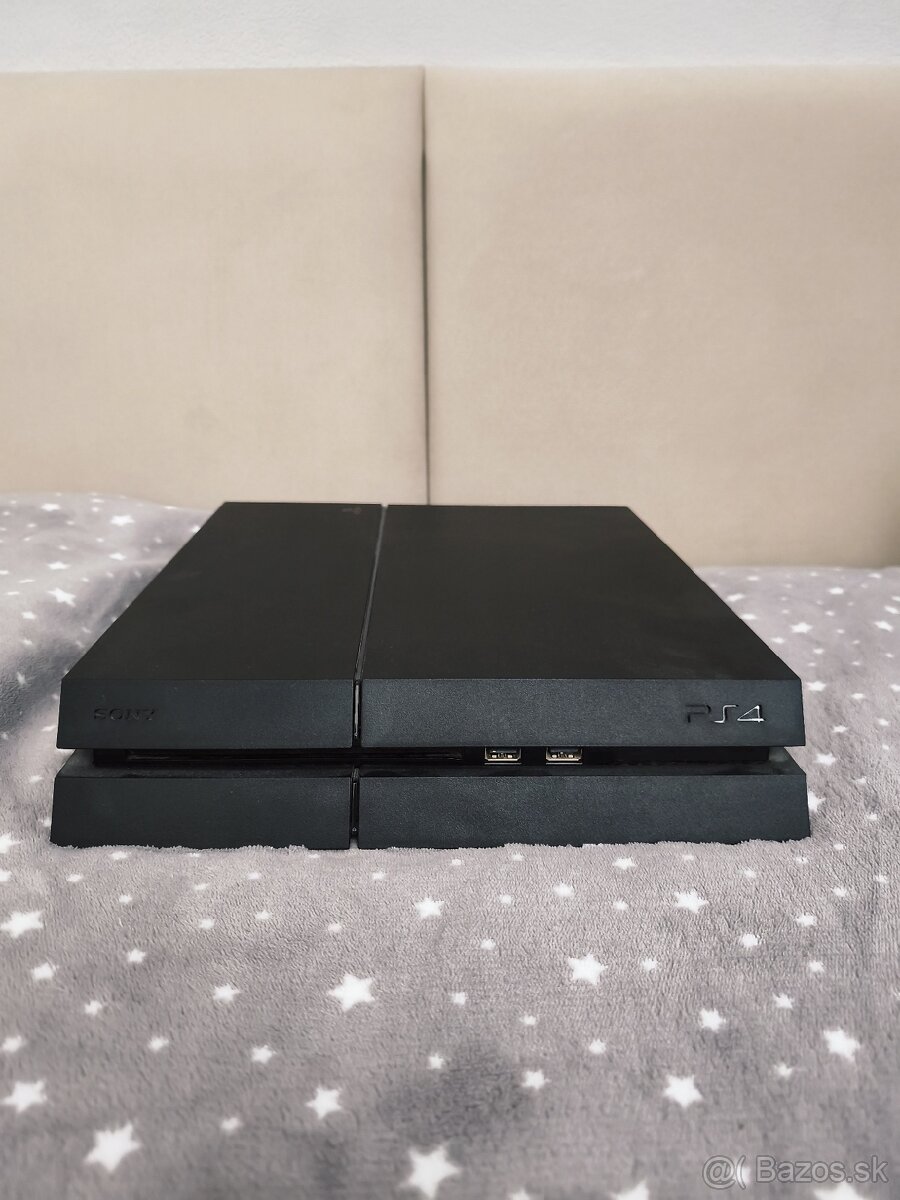 Predám PS4 1TB + 3 ovládače + 5 hier