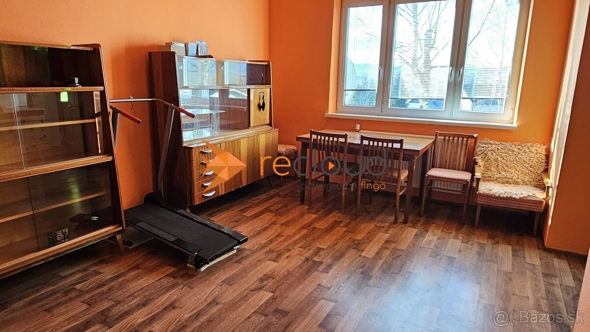 ZNÍŽENÁ CENA Predám 3 izbový byt s veľkou jedálňou a gará