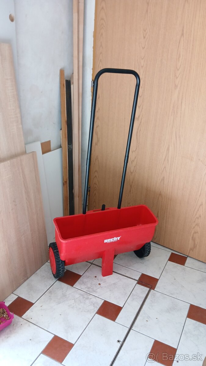 Rozmetadlo hnojív Hecht 220