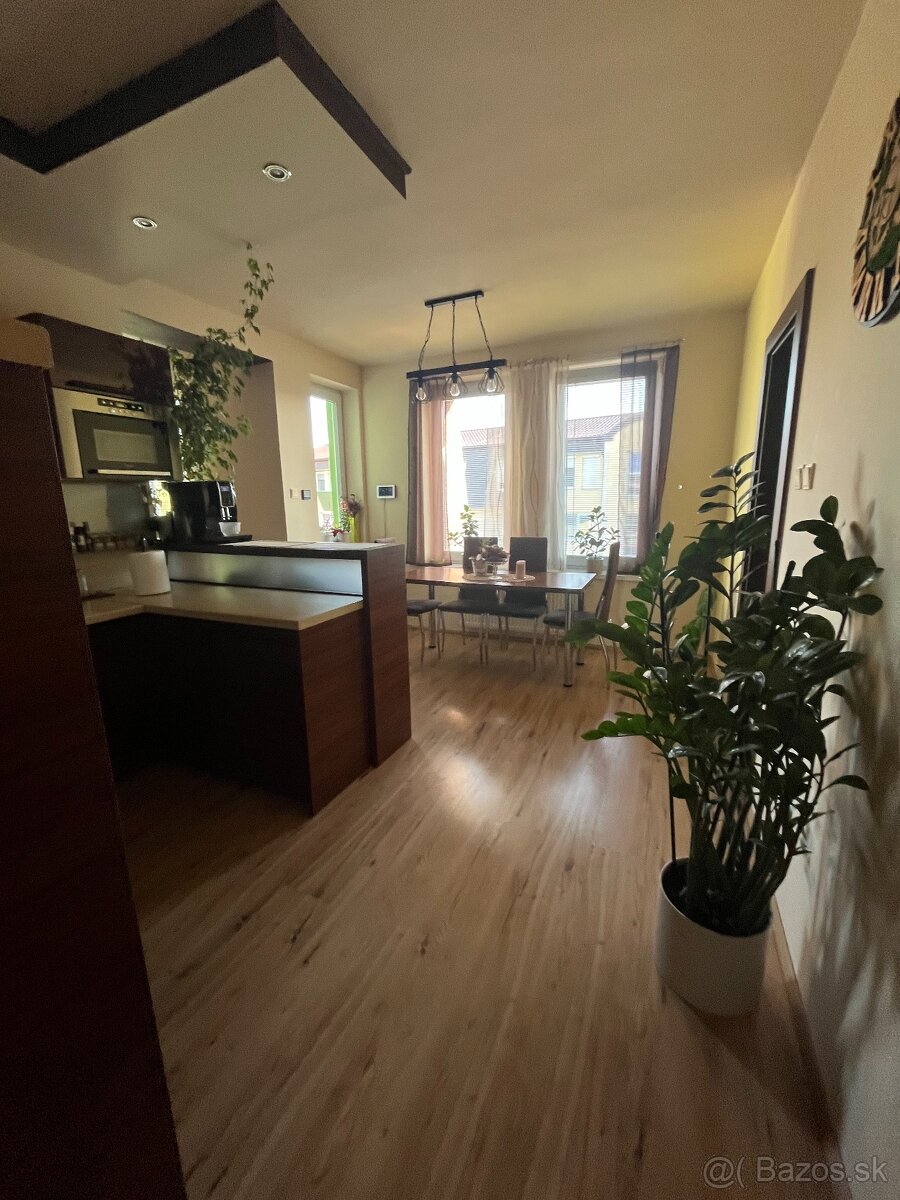 Priestranný 3 izbový byt , kompletne prerobený – Kozárovce ,