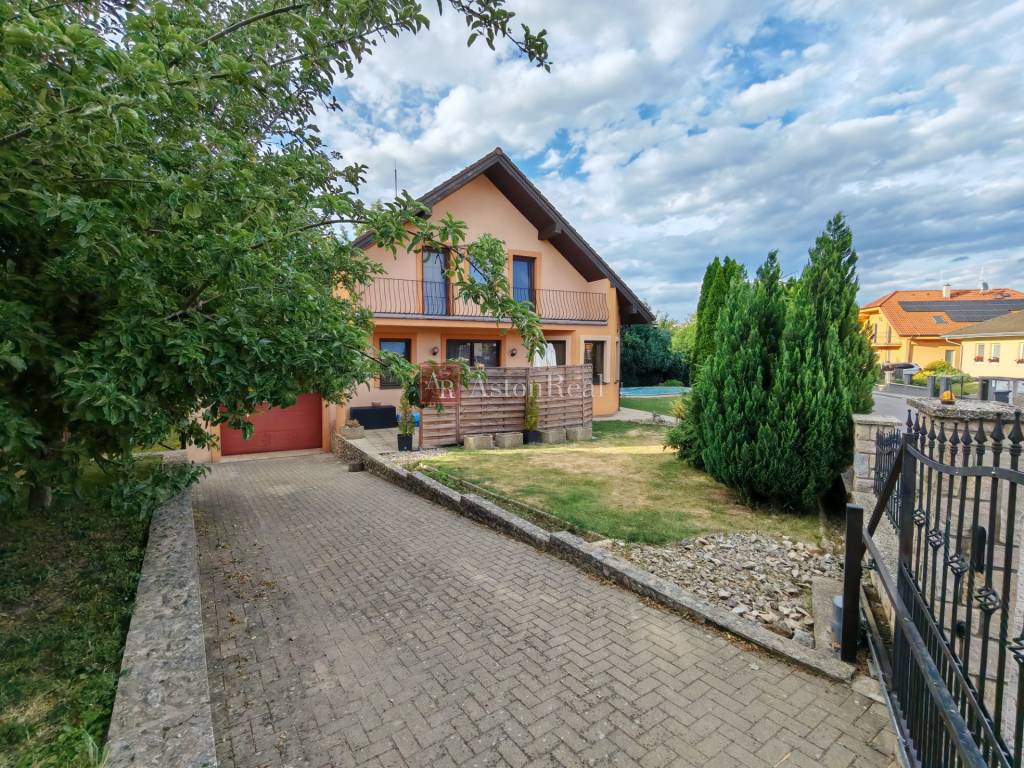 Vkusný dvojpodlažný 5-izb. RD 218m2 s bazénom, pozemok 651m2