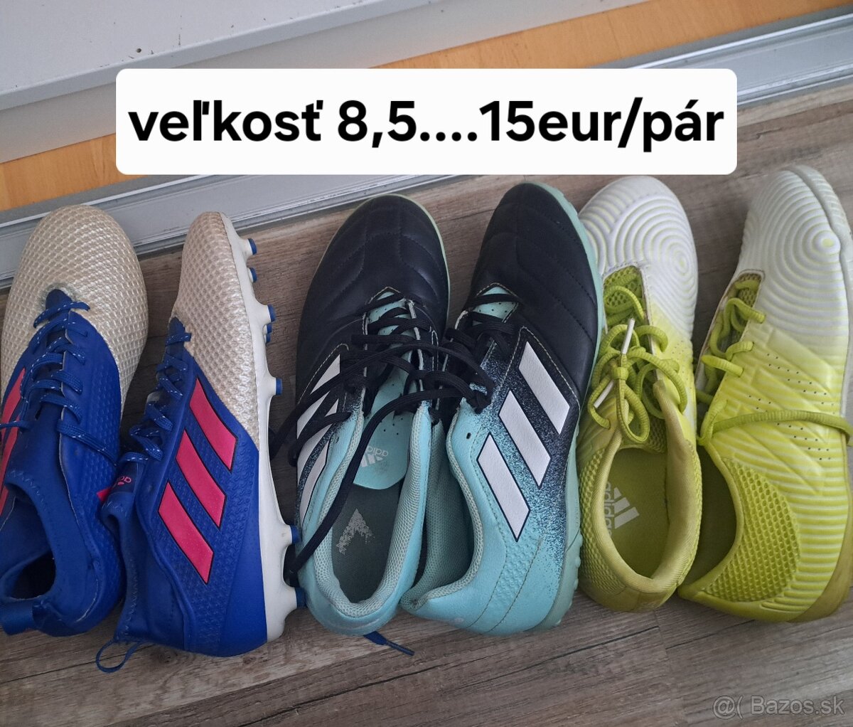 Kopačky, tarfy alebo halovky.