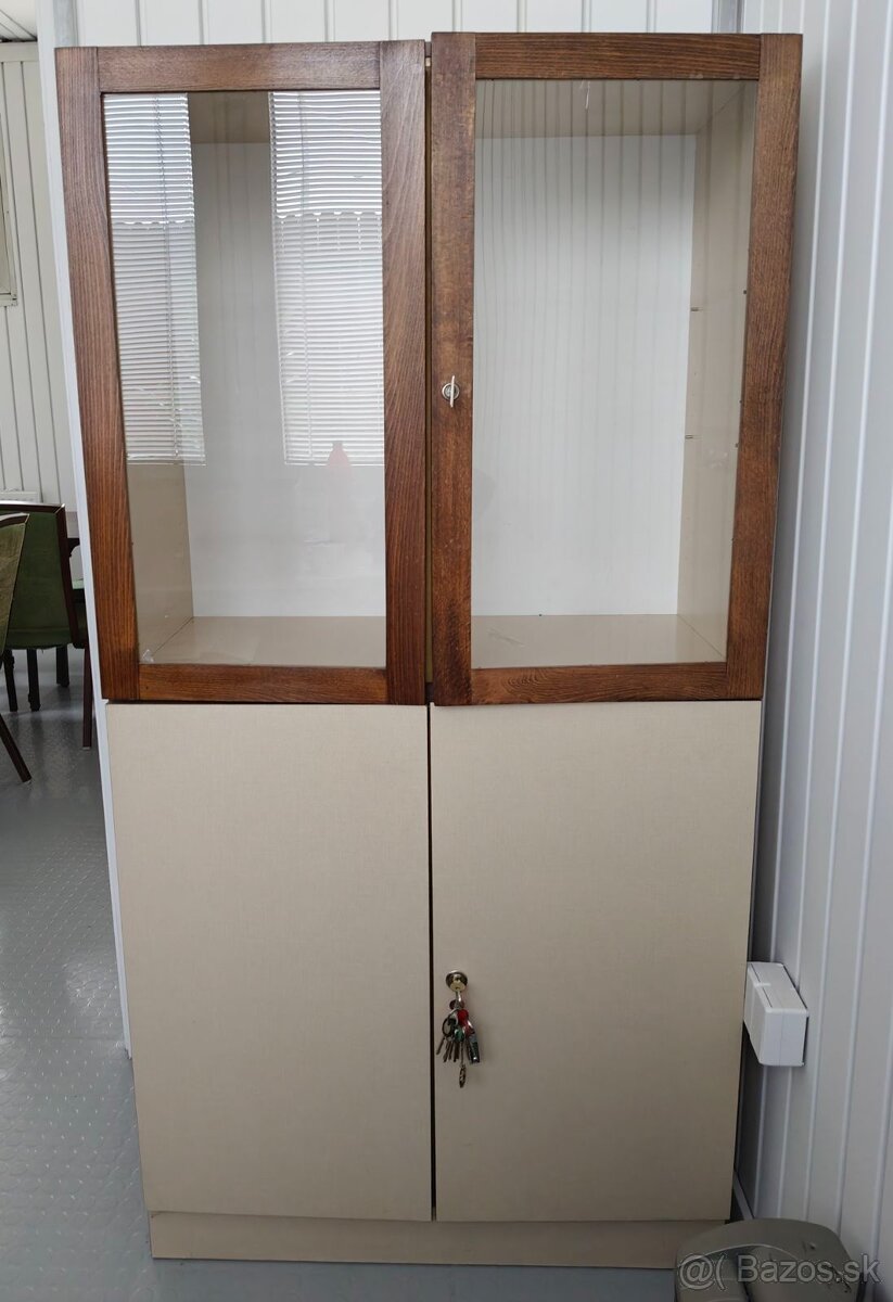 Darujem 2 skrinky - každá 80x86x46cm (v,š,h).