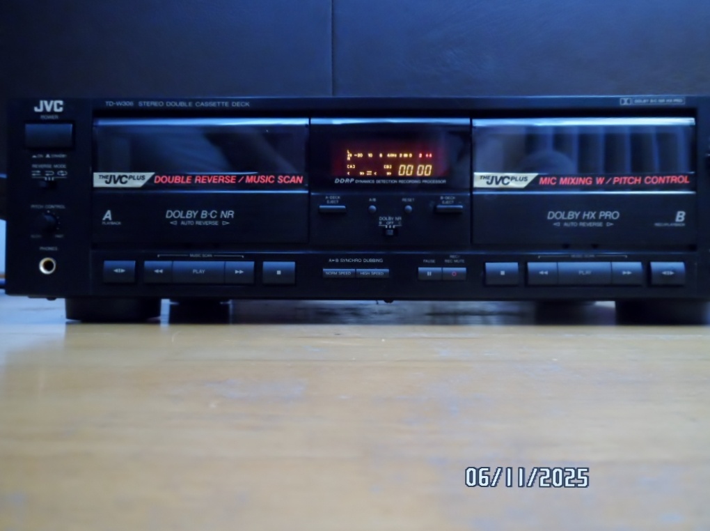 Kazetový magnetofón JVC TD-306