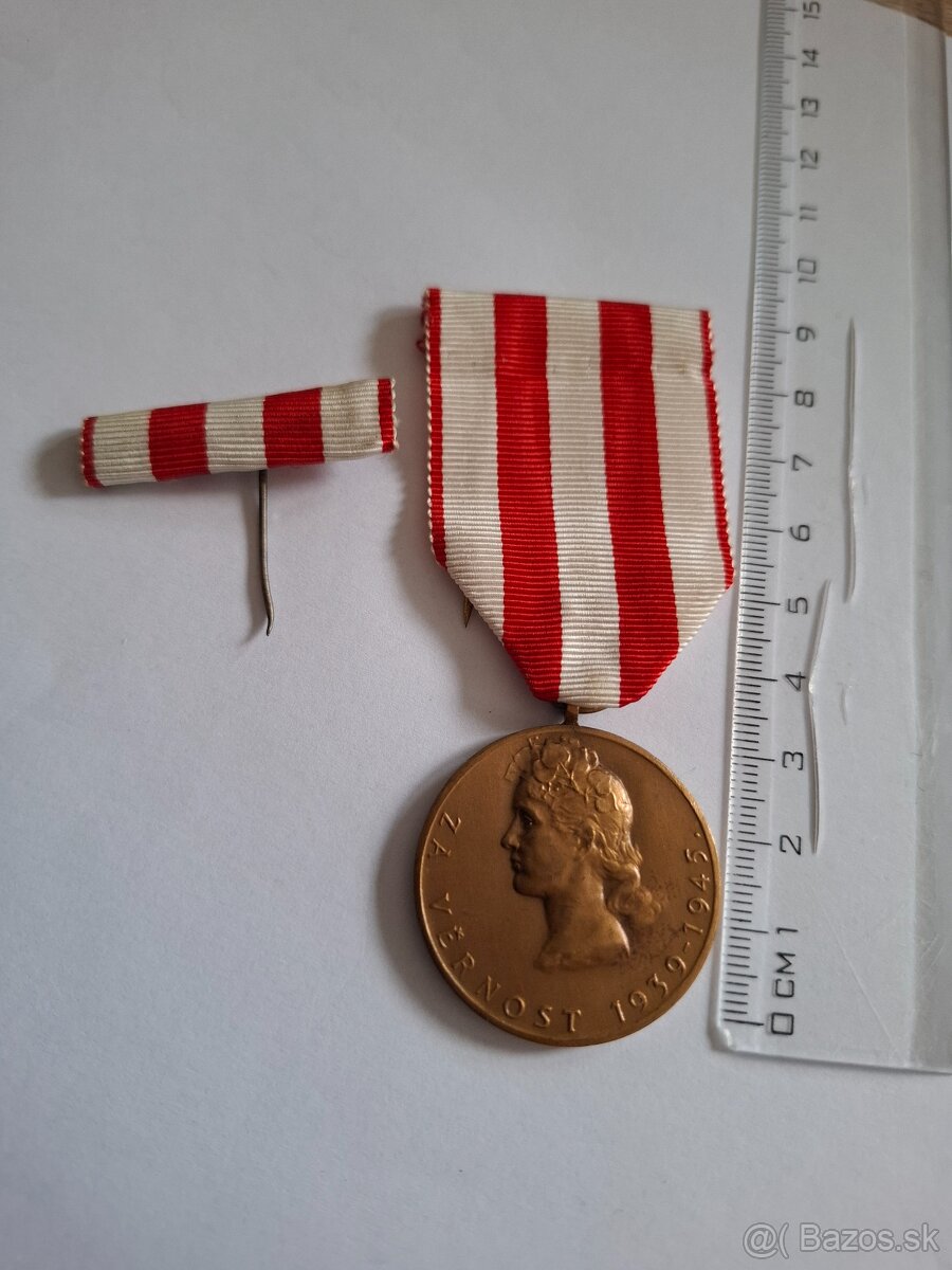 Medaila Za vernosť 1939-1945 so stužkou