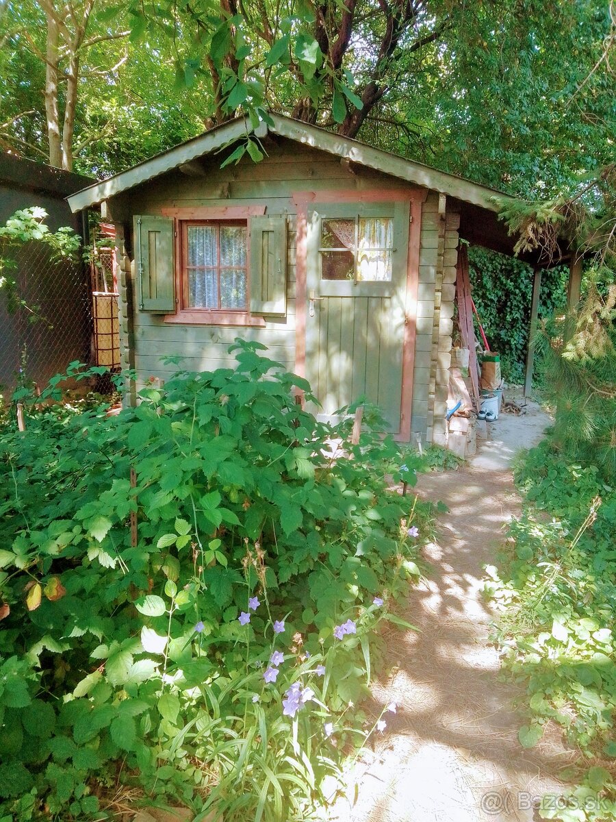 Drevená chatka s prístreškom