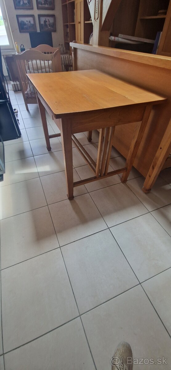 Starožitný dubový nábytok