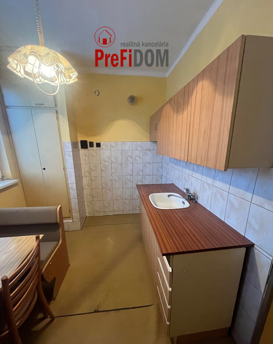 PREDAJ 2 – izbový byt s BALKÓNOM v meste Šurany.