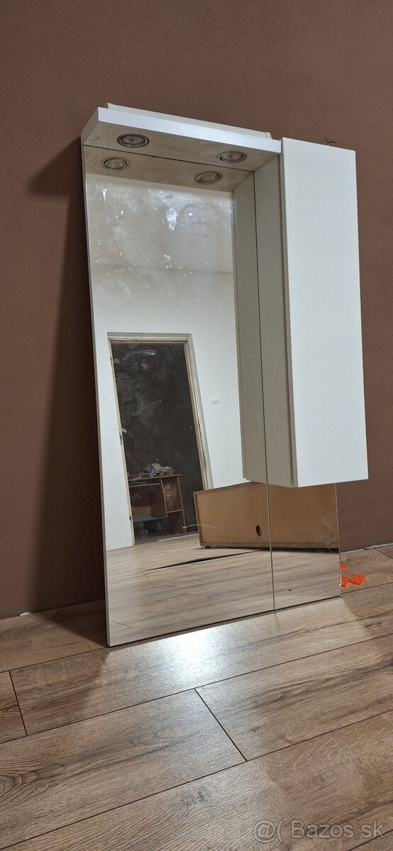 Zrkadlo so skrinkou
