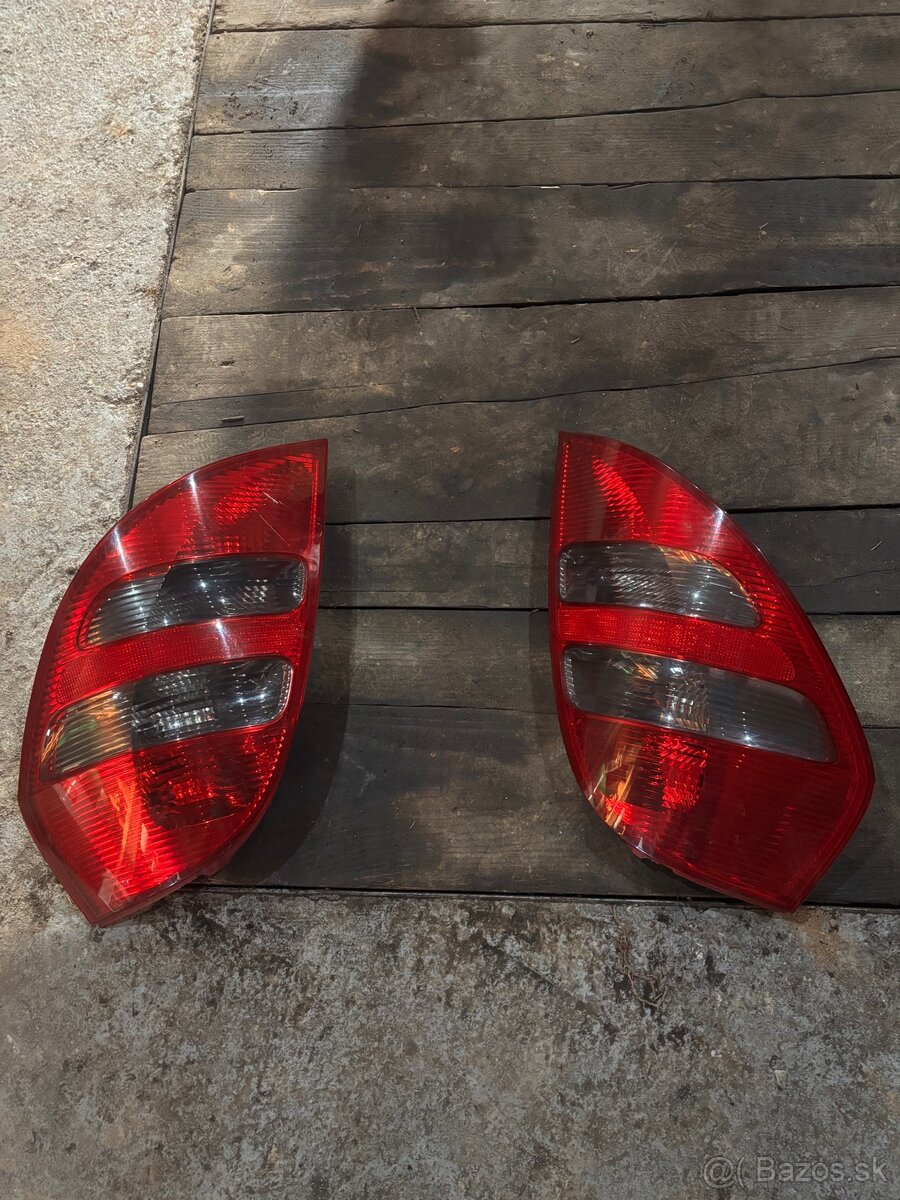 Zadne svetla mercedes a180