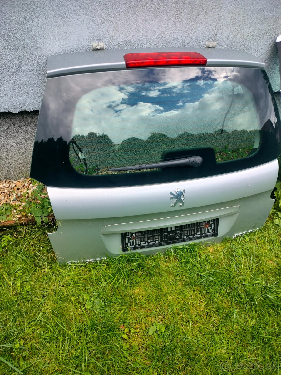 Predám na Peugeot 207 SW rok 2010 náhradné diely