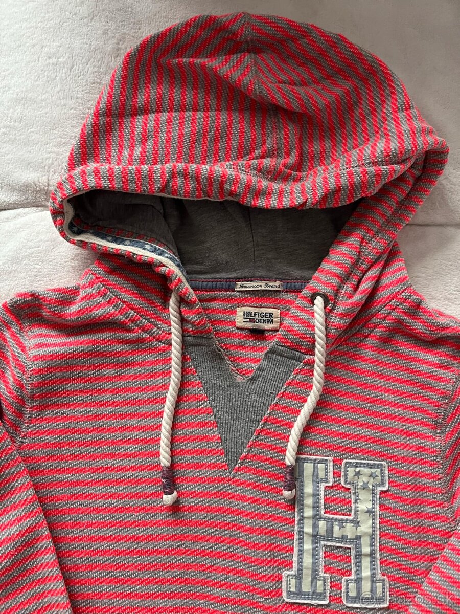 Damska mikina s kapucnou Tommy Hilfiger. Velkost M.