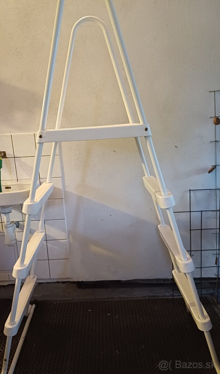 schodiky k bazenu