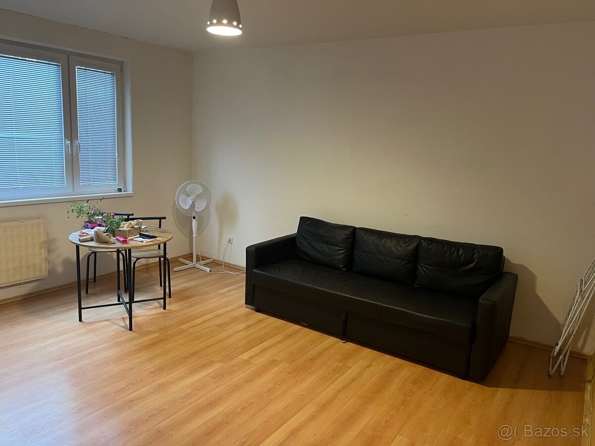 Na prenájom – 2-izbový byt za 400 € (vrátane energií)