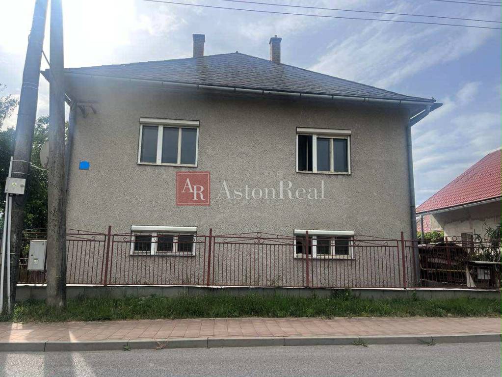 Dvojpodlažný Rodinný Dom na pozemku 786 m2 - Chyžné