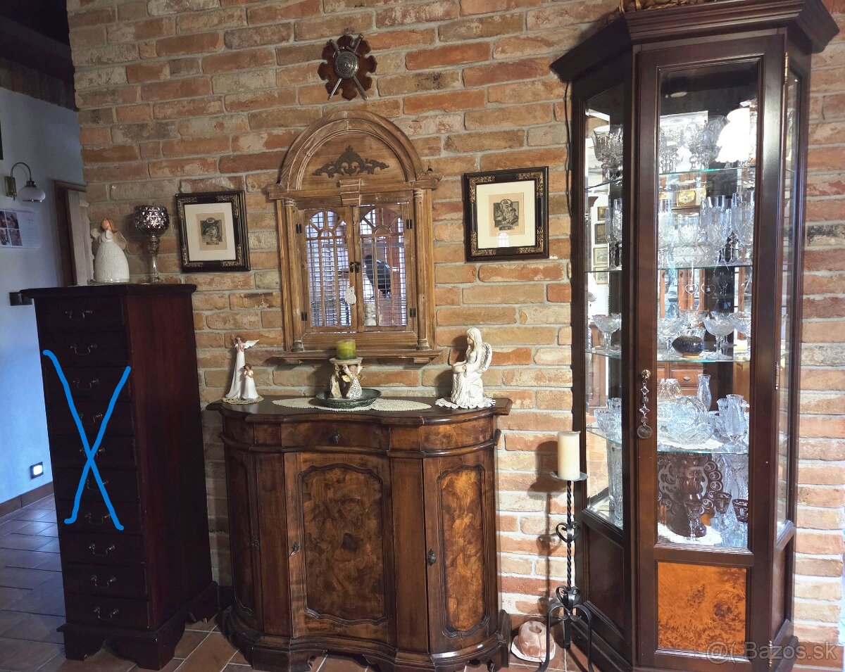 Komoda a vitrína na predaj.