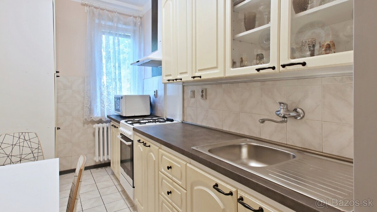 BEZBARIÉROVÝ priestranný 3 izbový byt v Ružinove.