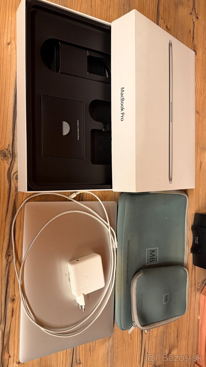 Predam macbook Pro 15" 2016 16gb 500GB Space Gray TOP STAV