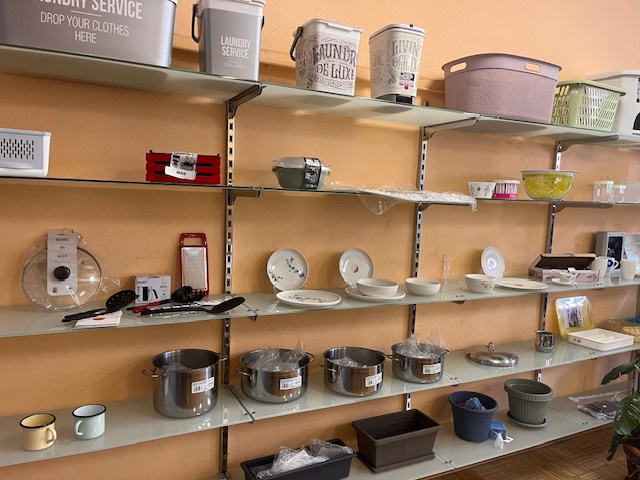 Sklenený obchodný regál