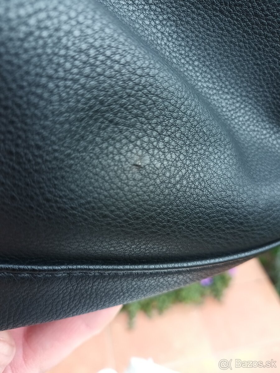 Elegantná čierna kabelka GUESS so zlatými prvkami