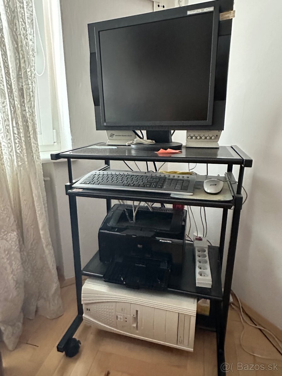 Kvalitny stolik na kolieskach na PC