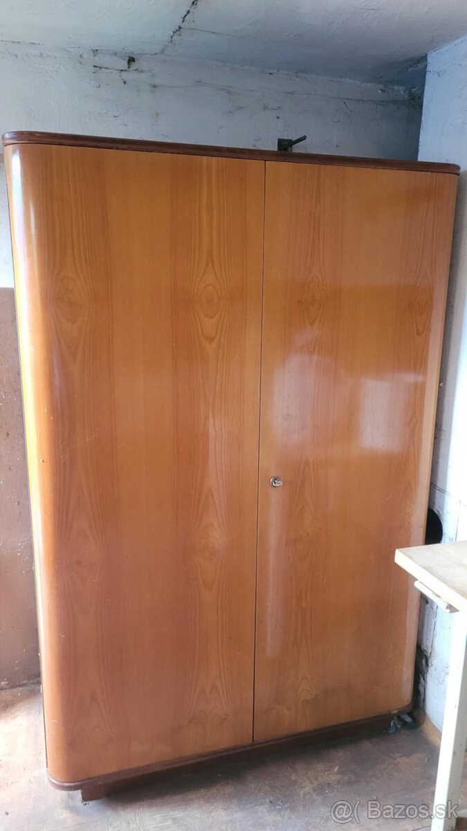 Predám retro šatníkovú skriňu