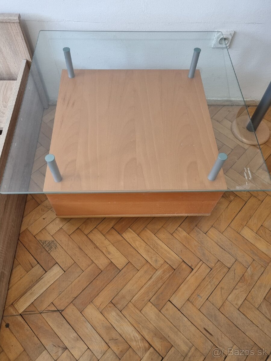 Stolik na kolieskach s uloznym priestorom
