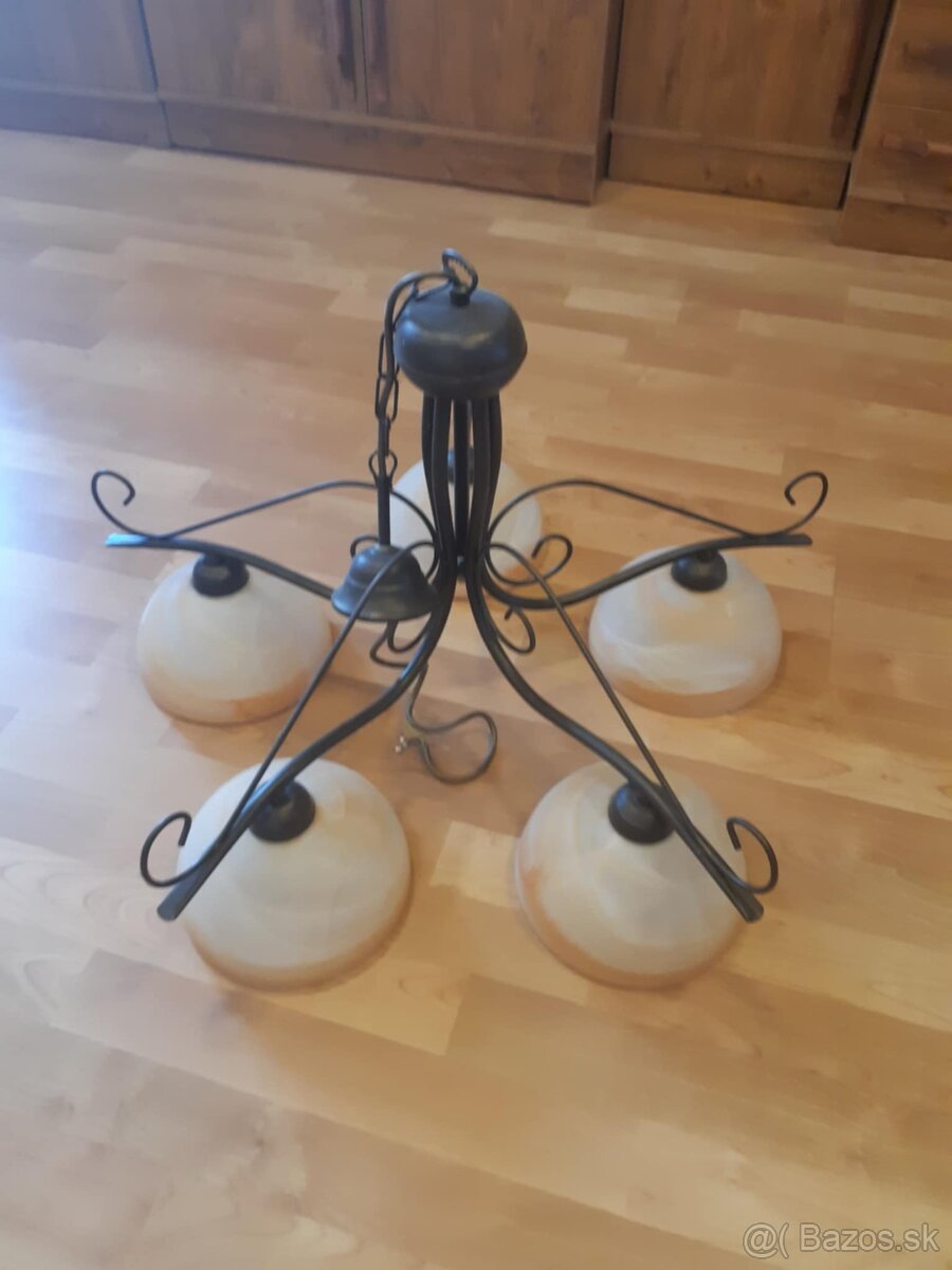 Kovaný stropný luster – 4 ramená, masívne sklo, rustikálny š