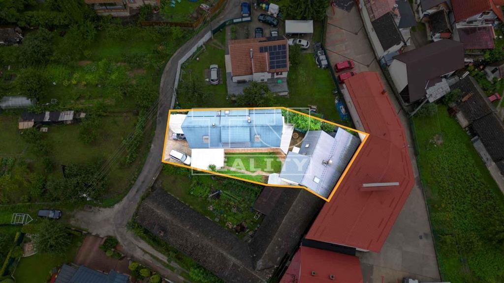 Rezervované: Atypický rodinný dom s prístavbou – bývanie...
