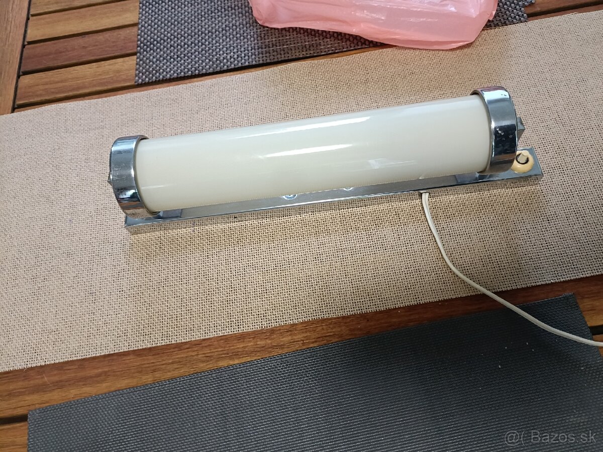 Nástenná tubusová lampa funkcionalizmus