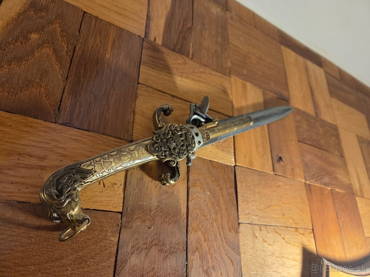 Predám makety zbraní, parohy na štítku, lustre,obraz, lampy