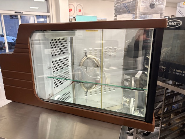 Chladiaca stolová vitrína