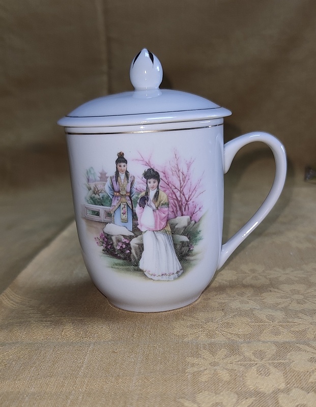 čajová s vrchnákom