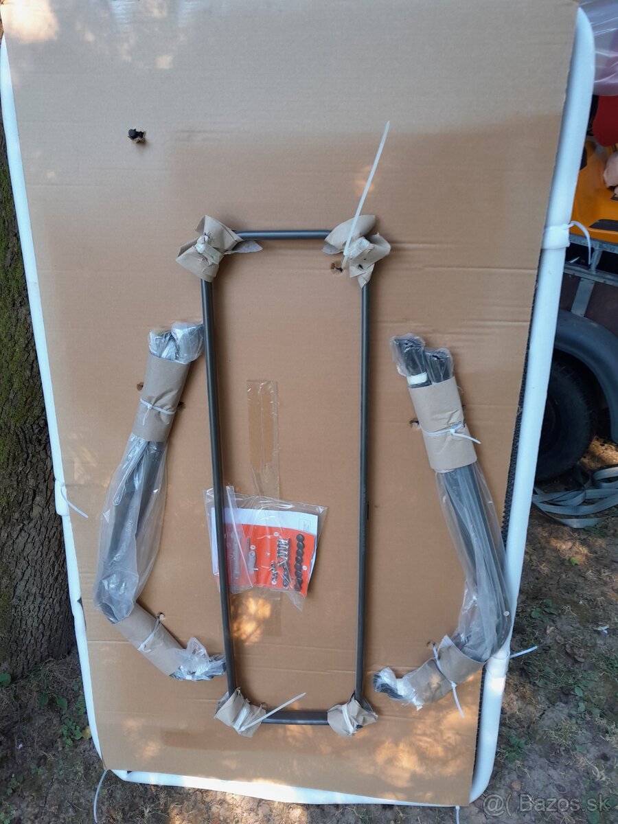 Stol novy nerozbaleny + 4 stolicky + maly stol
