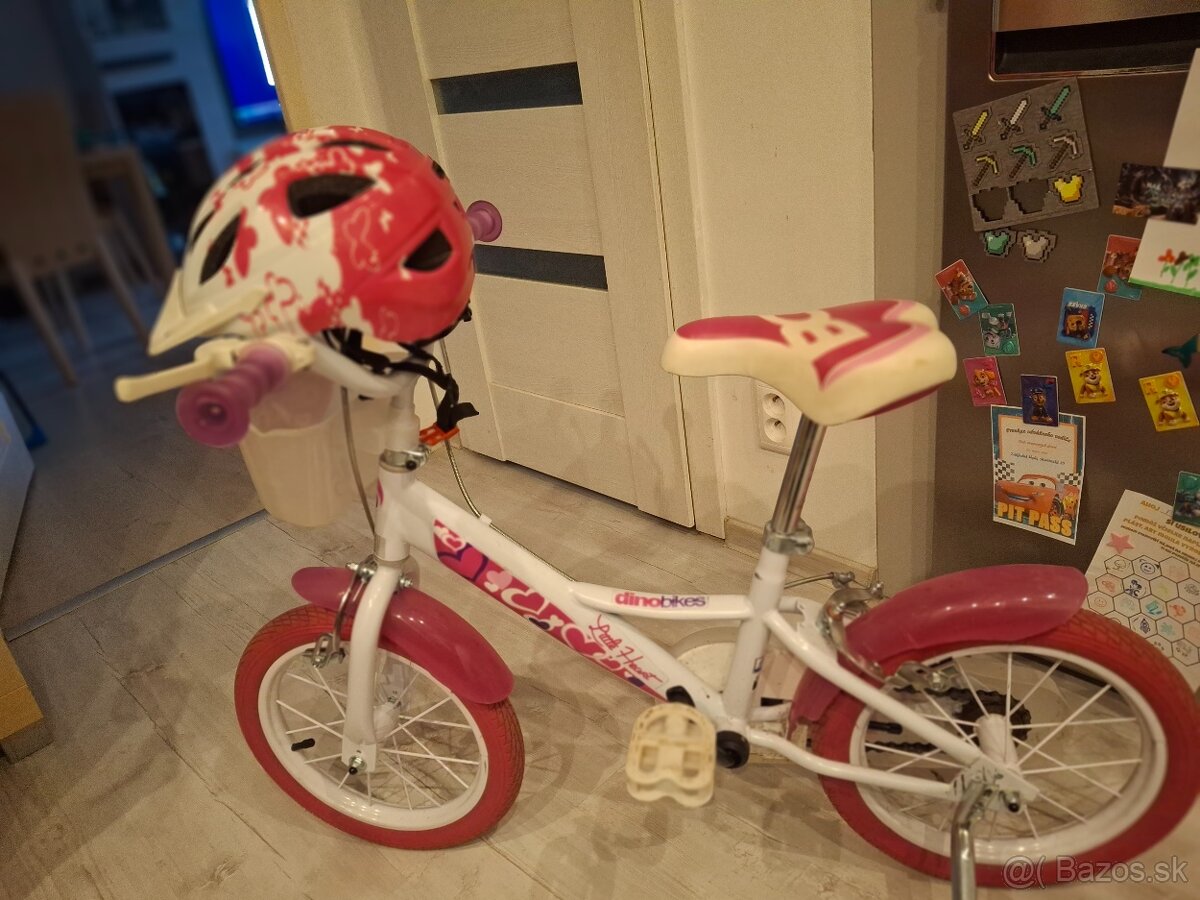 Predam detský bicykel a prilbou a kolieskami.
