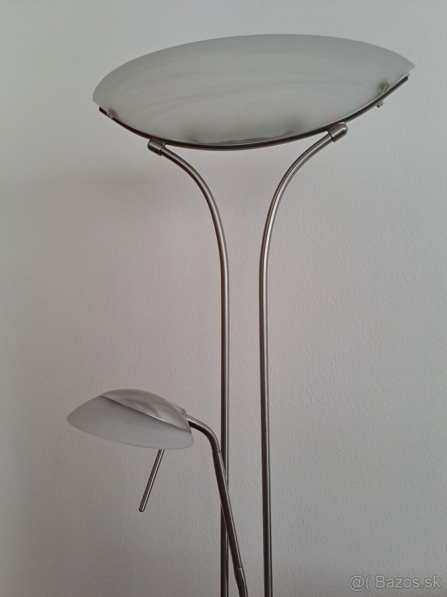 Stmievateľná stojaca lampa