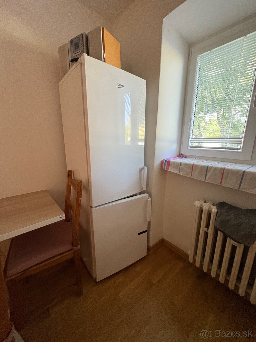 Darujem za odvoz mensiu funkcnu chladnicku Beko
