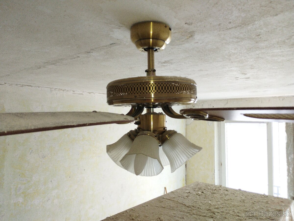 Stropný ventilátor so svetlom