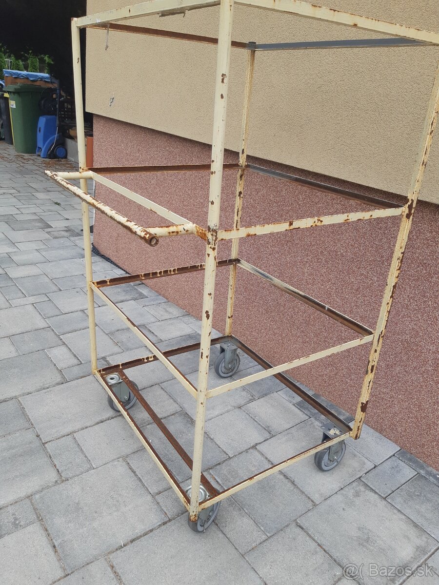 Predam stojan, regal na kolieskach