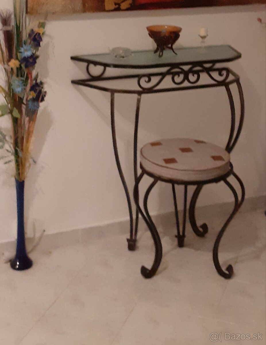Konzolovy stolík