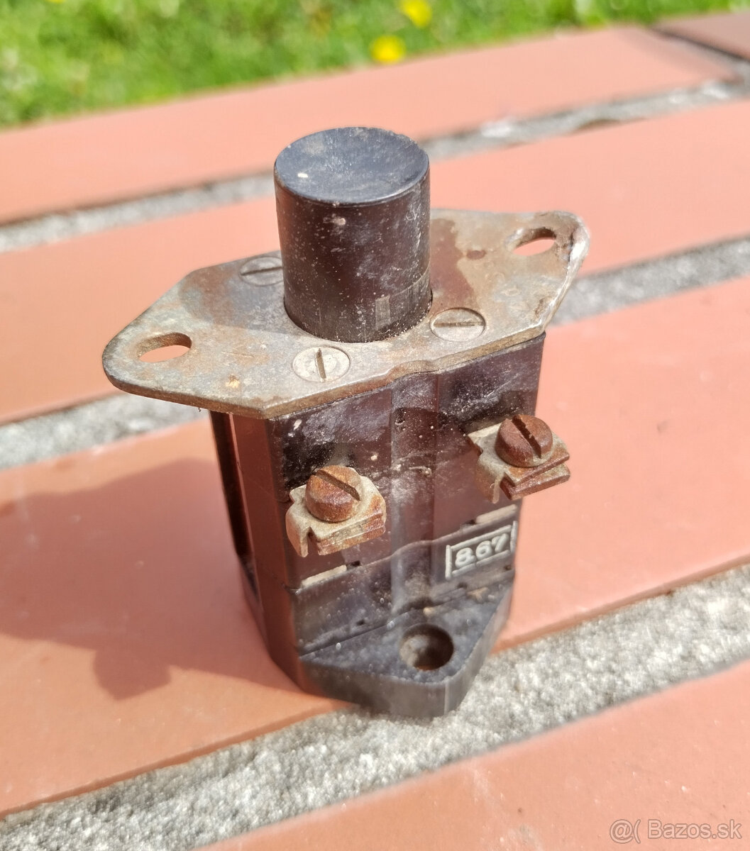 Bakelitové tlačidlo