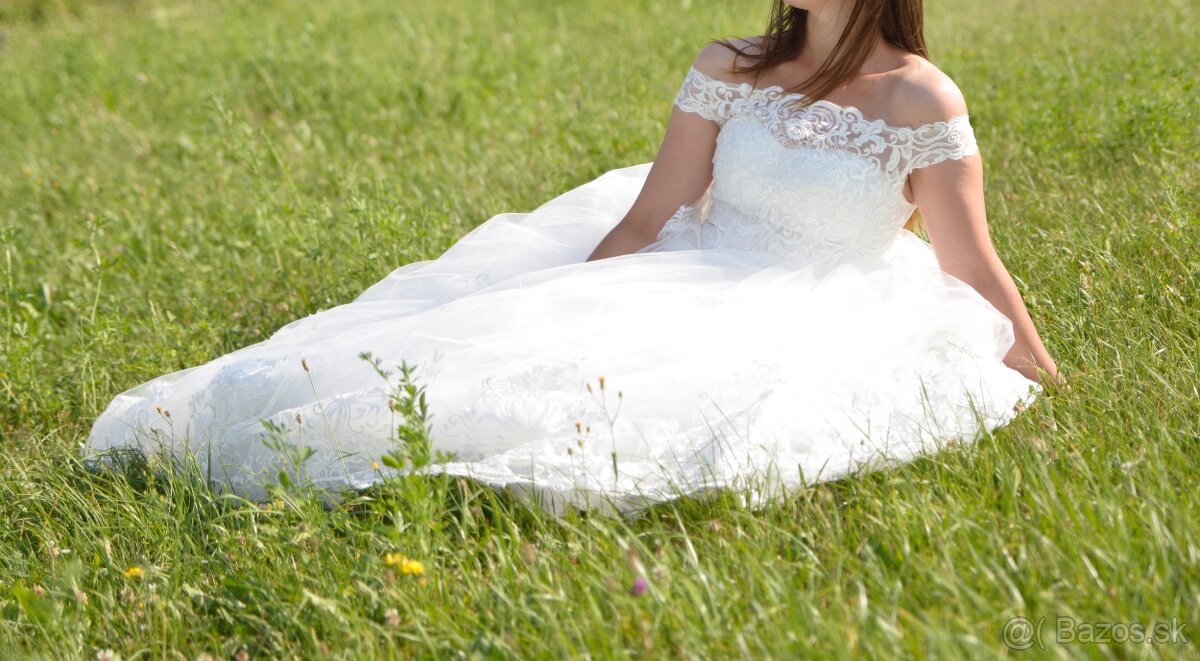 Biele krajkované svadobné šaty